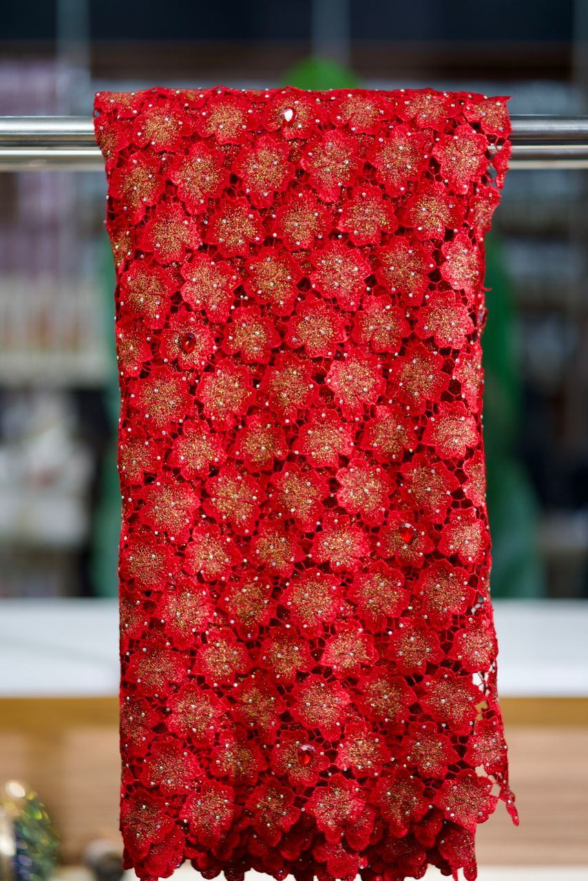 Dentelle rouge premium à broderies dorées