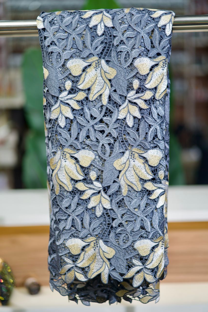 Dentelle Premium Bleu Gris & Broderies Ivoire