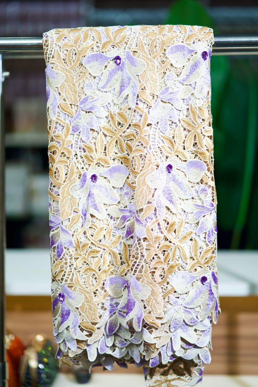 Dentelle Premium Beige Doré &amp; Fleurs Lilas