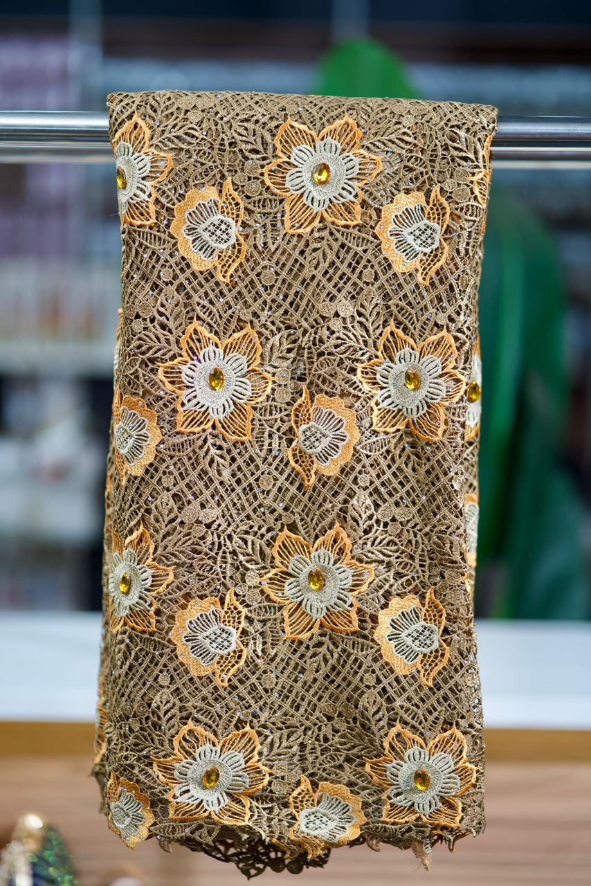 Tissu Dentelle Élégance Dorée