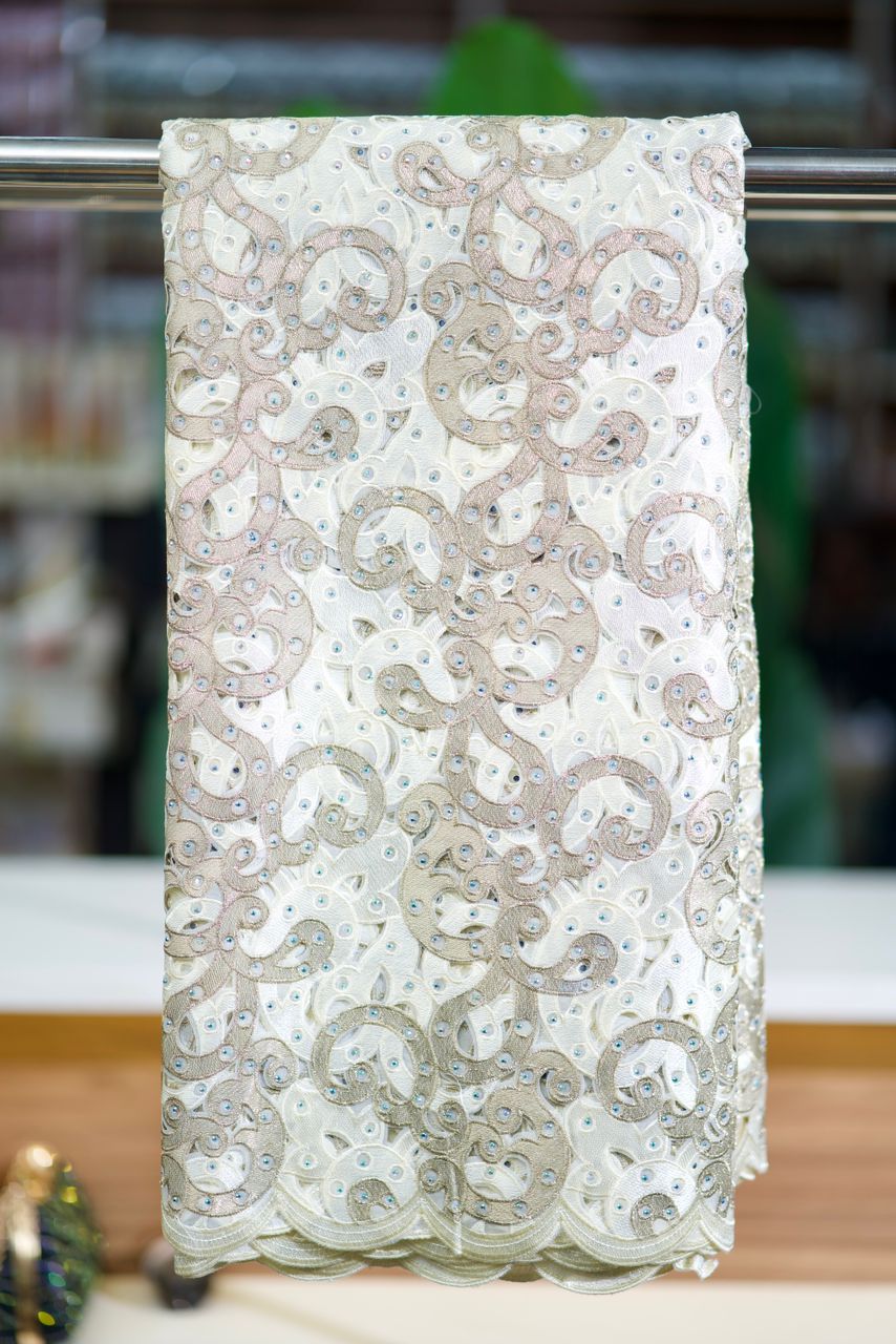 Tissu Dentelle Luxe Blanc &amp; Or