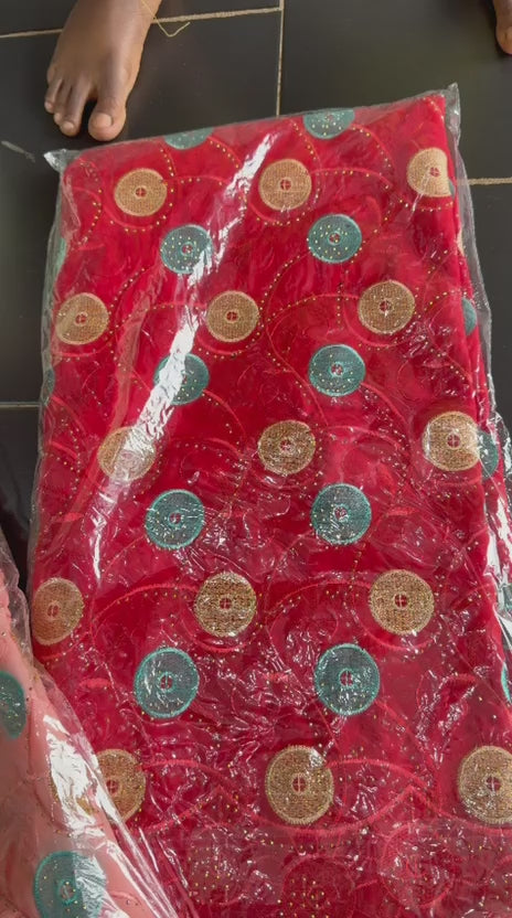 Tissu brodé plusieurs motifs