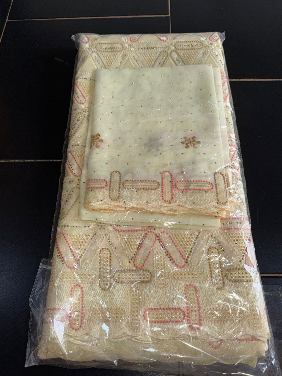 Tissu brodé plusieurs motifs