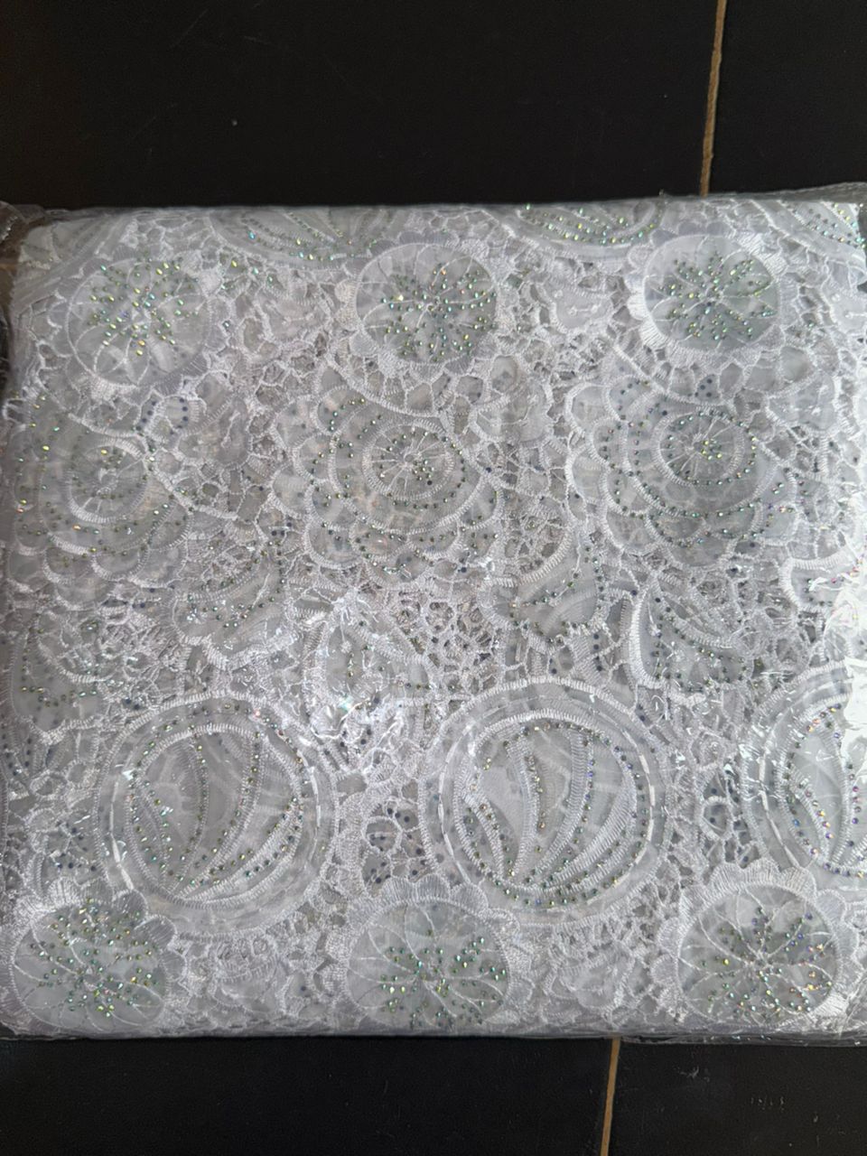 Tissu brodé plusieurs motifs
