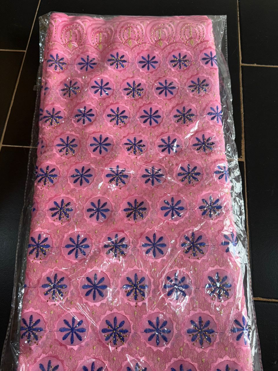 Tissu brodé plusieurs motifs