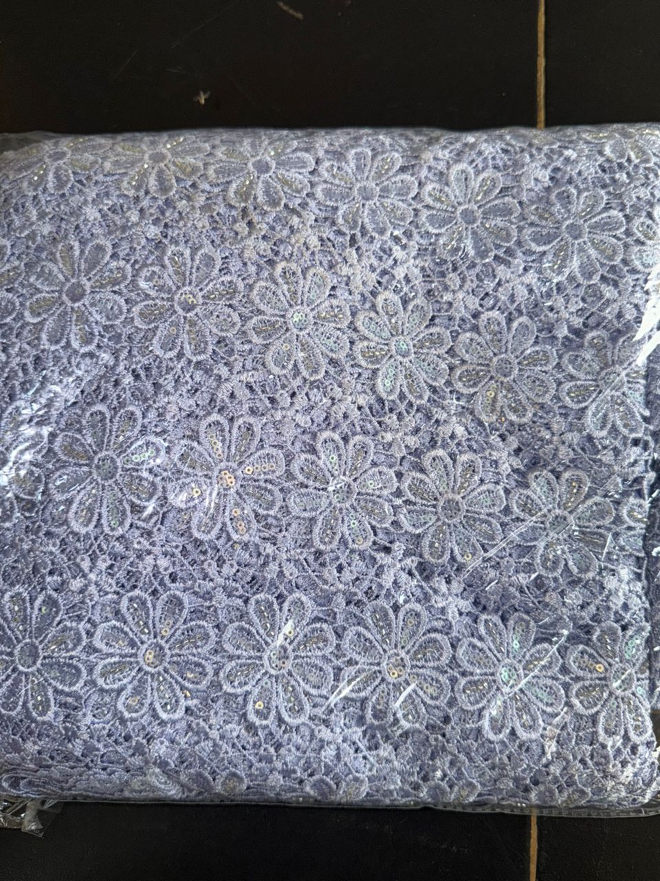 Tissu brodé plusieurs motifs