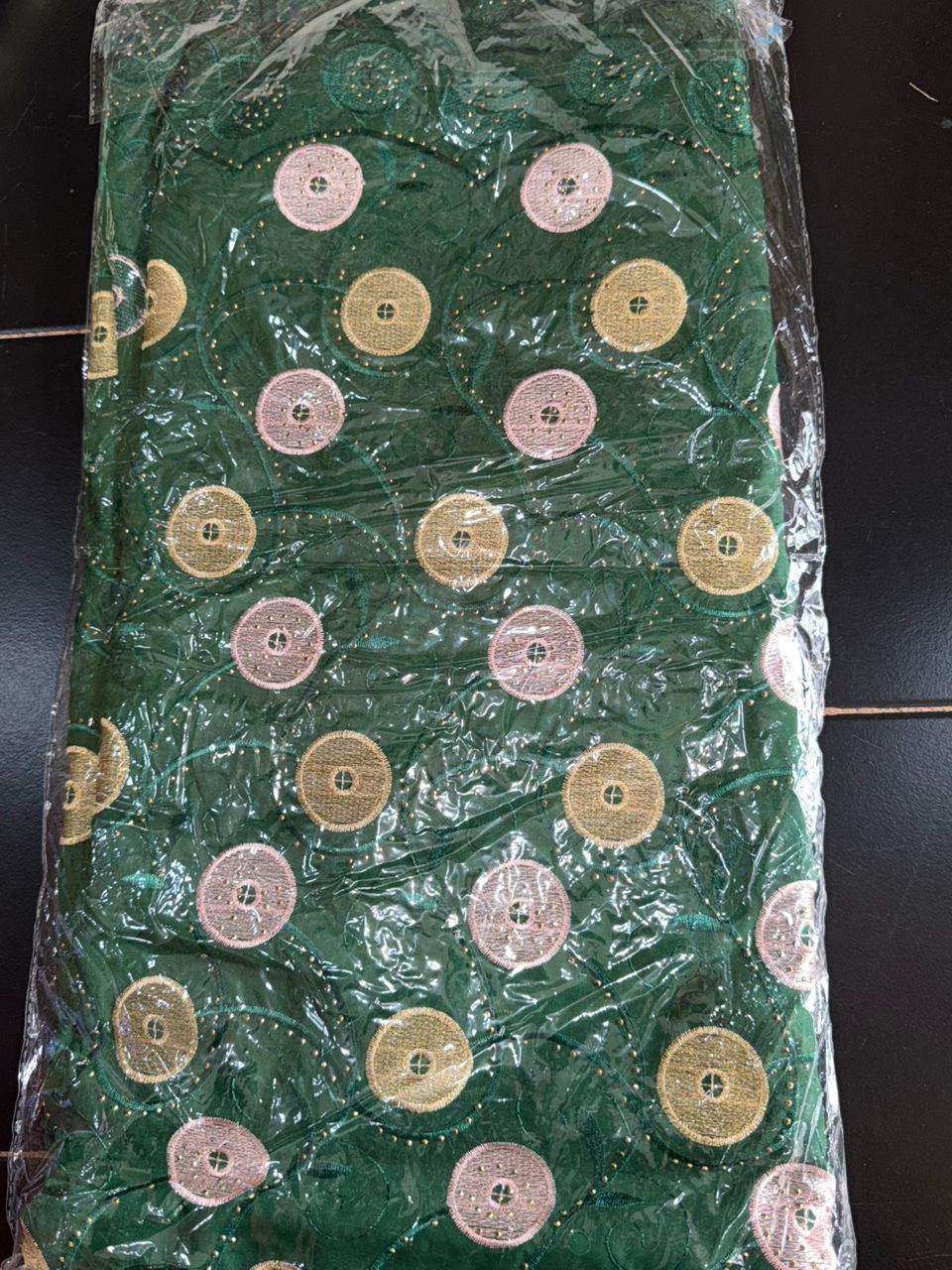 Tissu brodé plusieurs motifs
