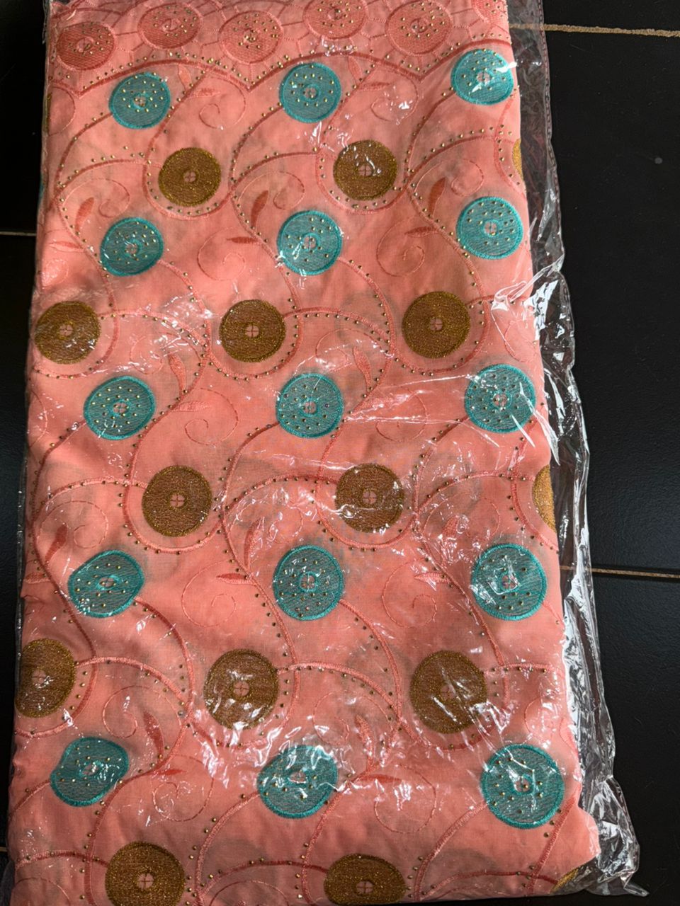 Tissu brodé plusieurs motifs