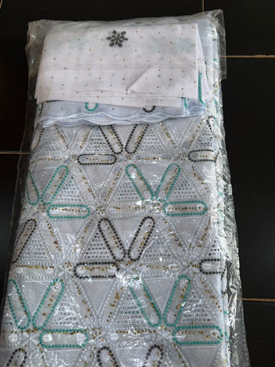 Tissu brodé plusieurs motifs