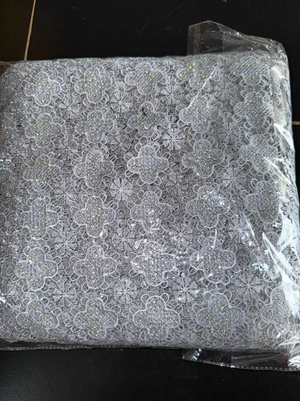 Tissu brodé plusieurs motifs