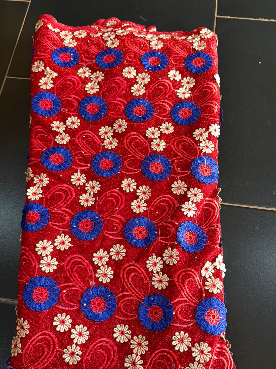 Tissu brodé plusieurs motifs
