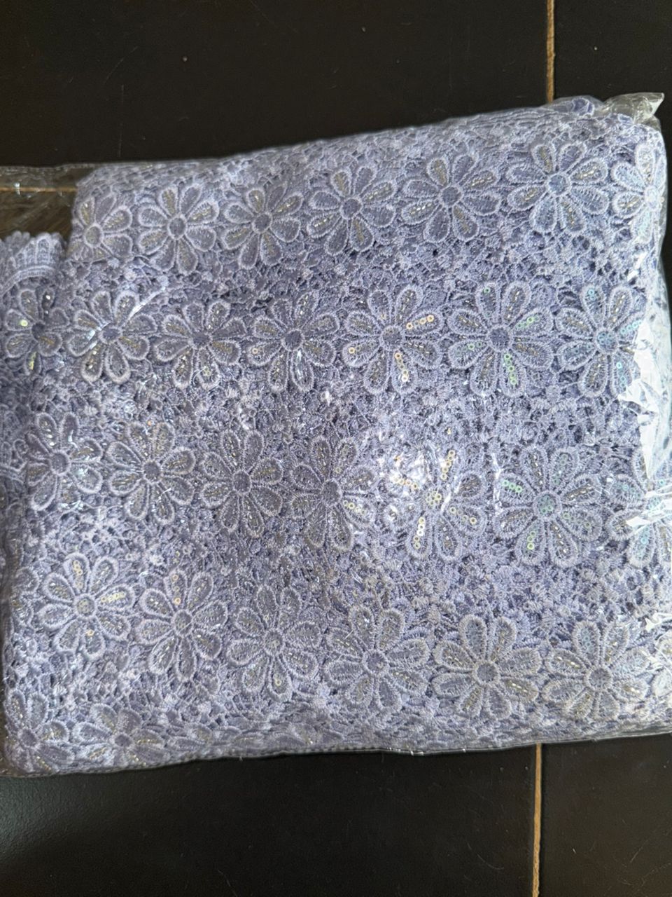 Tissu brodé plusieurs motifs